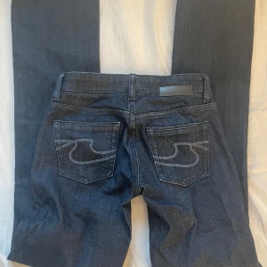 Blå bootcut jeans från Hugo Boss - Superfina mörkblå jeans med bootcut och låg midja från Hugo Boss💎Märkeslogga på baksidan ger en exklusiv touch! Storlek 24/34. Hör jättegärna av dig vid frågor osv💫 .