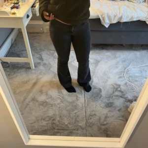 Svarta jeans från Vero Moda - As snygga svarta jeans från Vero Moda. Dom är i bra skick och använda ett fåtal gånger. Skön passform och lätt att matcha med olika outfit. (STÅR EJ NÅGON STLK MEN SKULLE GISSA PÅ S)