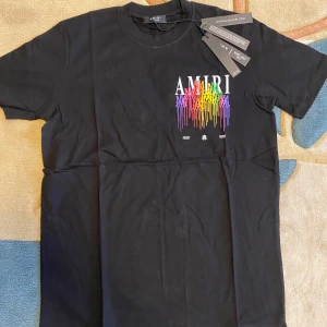Amiri T-shirt  - Helt ny. Finns en i storlek XL och en i XXL. Båda är en storlek mindre i storleken 