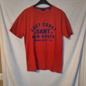 Gant tröja - Ljusröd t-shirt från Gant i storlek 176. (Sista bilden är mest korrekt för färgen) Mycket fint skick.