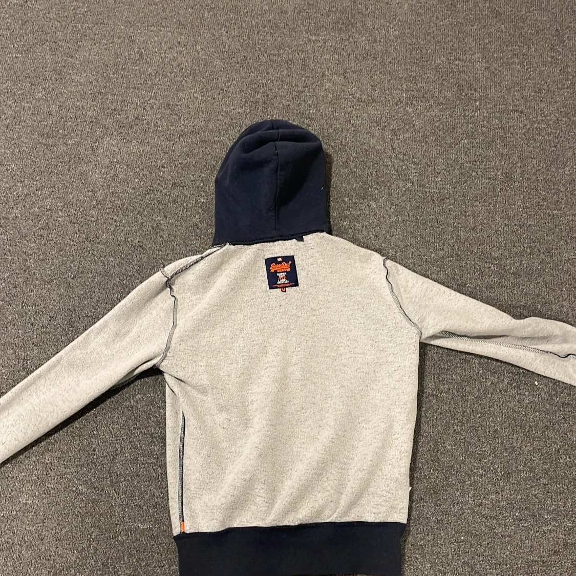 Mörkblå hoodie från SuperDry - 4