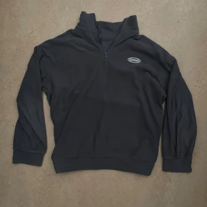 Mörkgrå quarter-zip - Bra skick använd fåtal gånger, storlek M passar bra på mig (kille)