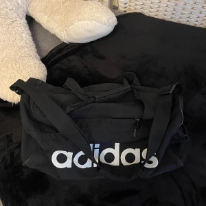 ADIDAS  - Adidas tränings väska  