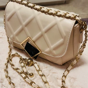 Shoulder bag - Fashionable mini bag with nice metal handle