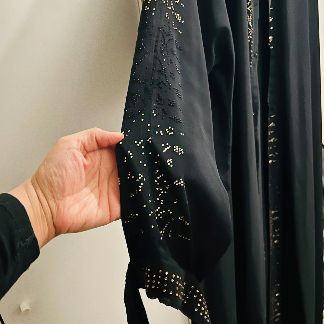 Svart långklänning/ Abaya med broderade detaljer - 4