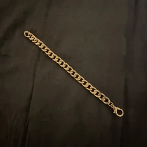 Armband | Silverfärgad metallkedja - ‼️Silverfägat Kedjearmband‼️ Storlek: 20 cm📏 Skick: ⭐️9/10⭐️ Fraktar: Inom 1 dag 📦  