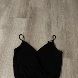 Fin topp - Använd några gånger. Urrinhad med smala band och spets på baksidan 🌸