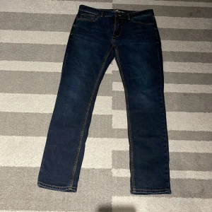 Mörkblå jeansbyxor - Snygga mörkblå jeans med klassisk design och kontrasterande sömmar. Perfekta för en avslappnad stil. De har en rak passform och fem fickor. Använda ett par gånger de är slim fit