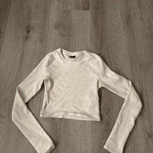 Vit tröja  - Jättefin vit tröja från gina tricot med en tajt passform🌸 använd ca 2 ggr