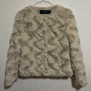 Fuskpäls - Stor garderobrensning♻️ Se gärna mina andra annonser🌸 Pris går att diskutera vid flerköp👗