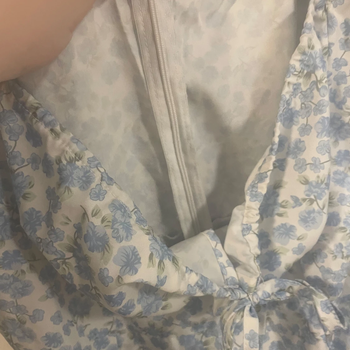 Blommig långklänning med puffärmar - 2