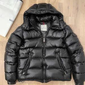 Moncler Maya - Säljer nu min Moncler Maya i storlek 2/M! Har haft denna jacka nu ett tag men den är varsamt använd och just nu i nästan toppskick. Som sagt storlek 2/M men passar dig med S-M perfekt. Själv har jag vanligtvis S då denna jacka sitter lite lite stort! Vid köp tillkommer påse (syns i övre vänster hörn första bild), originalkort plus triangeln! Pris ej hugget i sten, om du vill ha fler bilder/bättre bilder säg bara till så fixar jag!