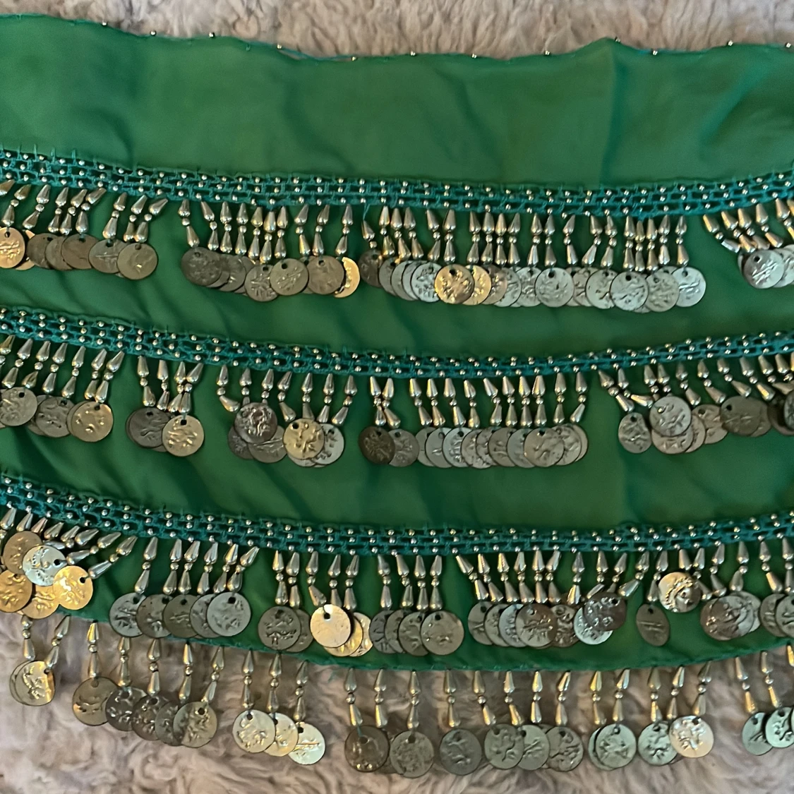 Grön danssjal med myntdetaljer