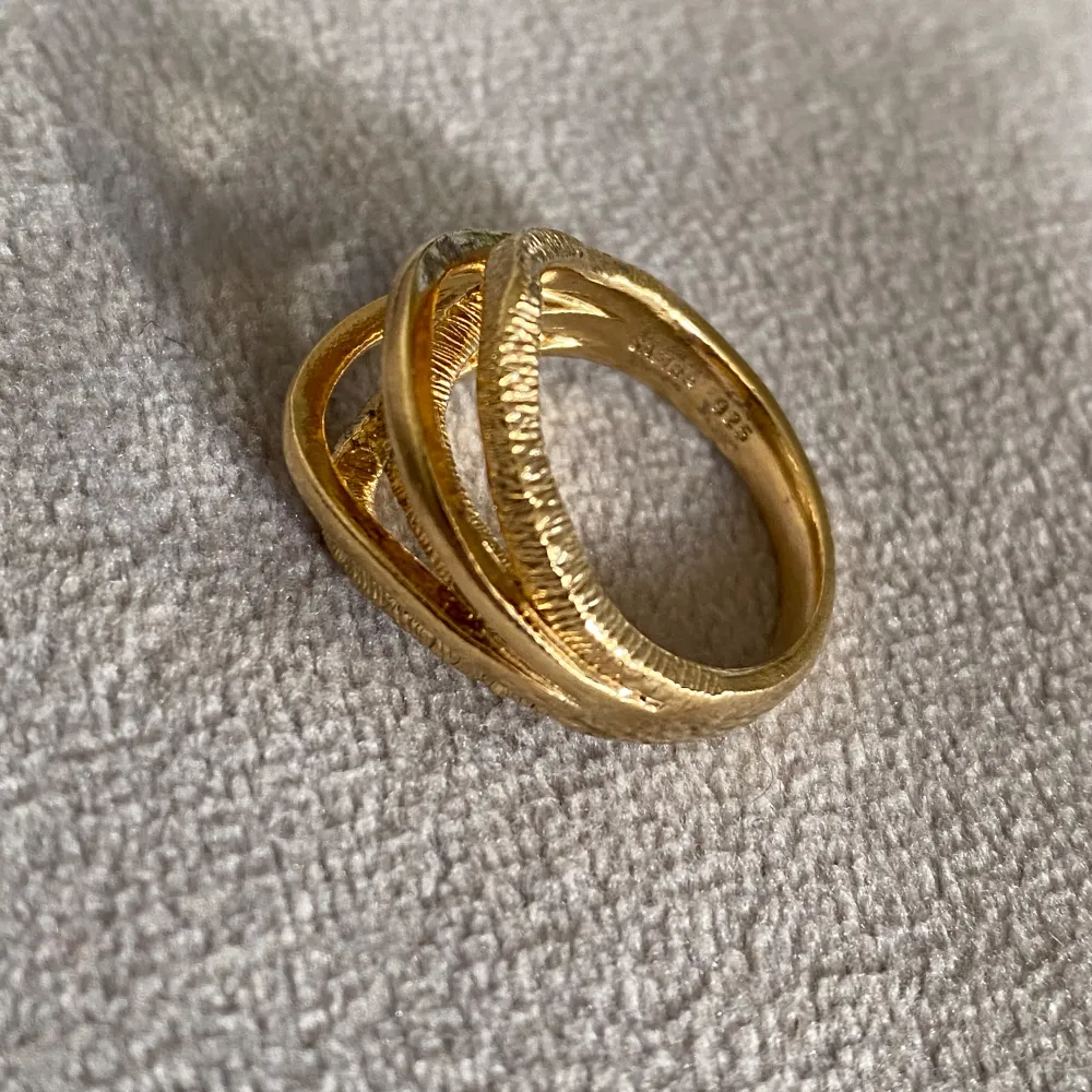 Endast använd vid 1 tillfälle!  9 gram vikt  Märkning i ring med Safira 925 Ask och påse medföljer. Accessoarer.