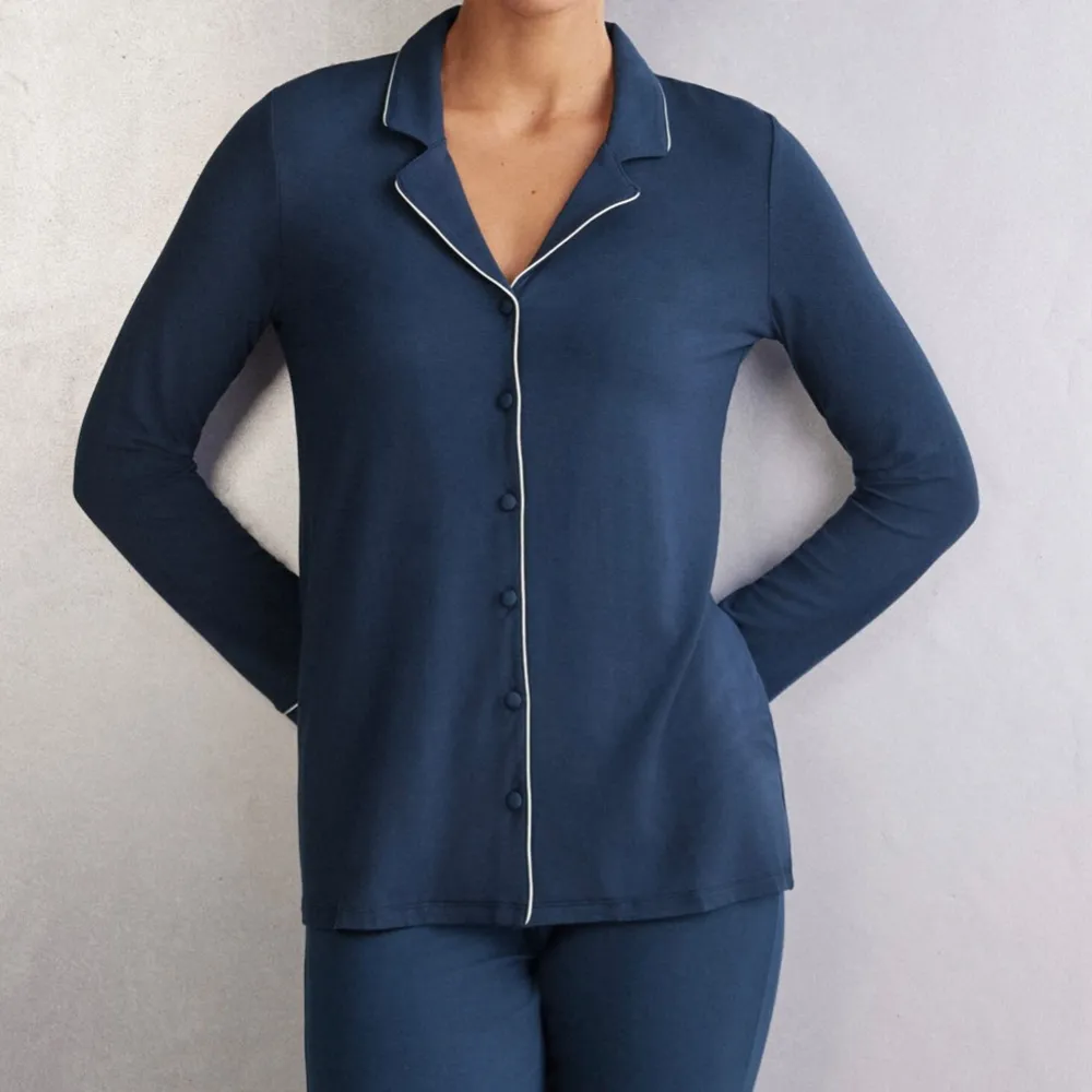 Säljer båda dessa pyjamas i färgen vanilla ivory och intense blue i både överdel och underdel. Endast använda Max 3 gånger, säljer då dom aldrig kommer till användning. Ser helt nya ut. 1 sett för 600kr, båda två för 1100kr . Muu.
