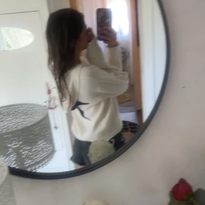 Vit stickad hoodie - Mysig vit stickad hoodie perfekt för kyliga dagar. Den har en avslappnad passform med långa ärmar och en bekväm huva. Ribbstickade muddar vid ärmslut och nederkant ger en snygg detalj. Perfekt för både höst och vinter! Har en stjärna där bak. Kom pm för frågor