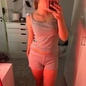 Grå ribbad pyjamas sett - Säljer ett superfint grått ribbat pyamas sett i storlek XS i linnet och S på shortsen. Toppen har smala axelband och en bekväm passform. Passar både till vardags och chill hemma. 🩶