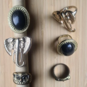 Ringar, uggla, elefant svart oval - Okända material. Ugglan från Asos, de andra vet jag inte. Uggla: diameter 1,8 Elefant: 3,4×3,5, diameter 1,7-1,8 Ovala justerbar storlek.
