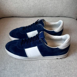 Valentino Flycrew skor  - Super feta Valentino Flycrews i mörkblå färg. Storlek 44. Bra skick med ALLA NITAR KVAR!💪