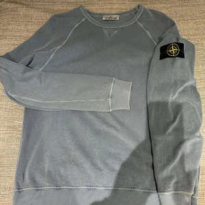 Blå tröja från Stone Island - Säljer en snygg blå tröja från Stone Island i mycket bra skick. 