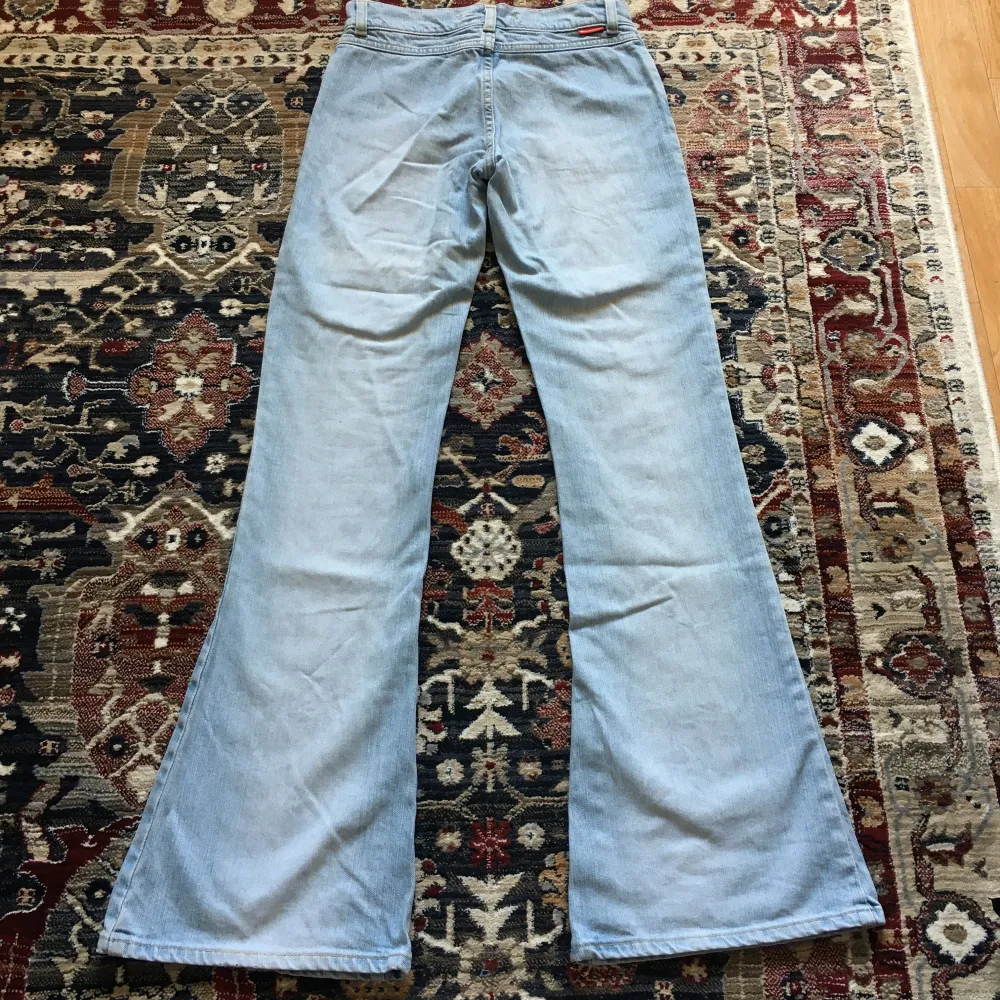 Så snygga och unika bootcut jeans utan fickor i bak, i jättebra skick! Midjemått 71cm (rakt över 35cm) Innerbenslängd 83cm Grenhöjd 23cm . Jeans & Byxor.