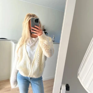 Stickad kofta - Säljer denna stickade kofta i storlek S som är krämvit. Jag köpte koftan av en tjej här på plick och säljer pågrund av att den ej kommer till användning. Den är knappt använd och har inte defekter. Bilderna är lånade! 💞Skriv om ni har några frågor. 