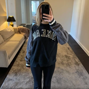 Hoodie - Svart/grå hoodie från Nike💫Den är i storlek S, men är lite oversized🫶🏼 