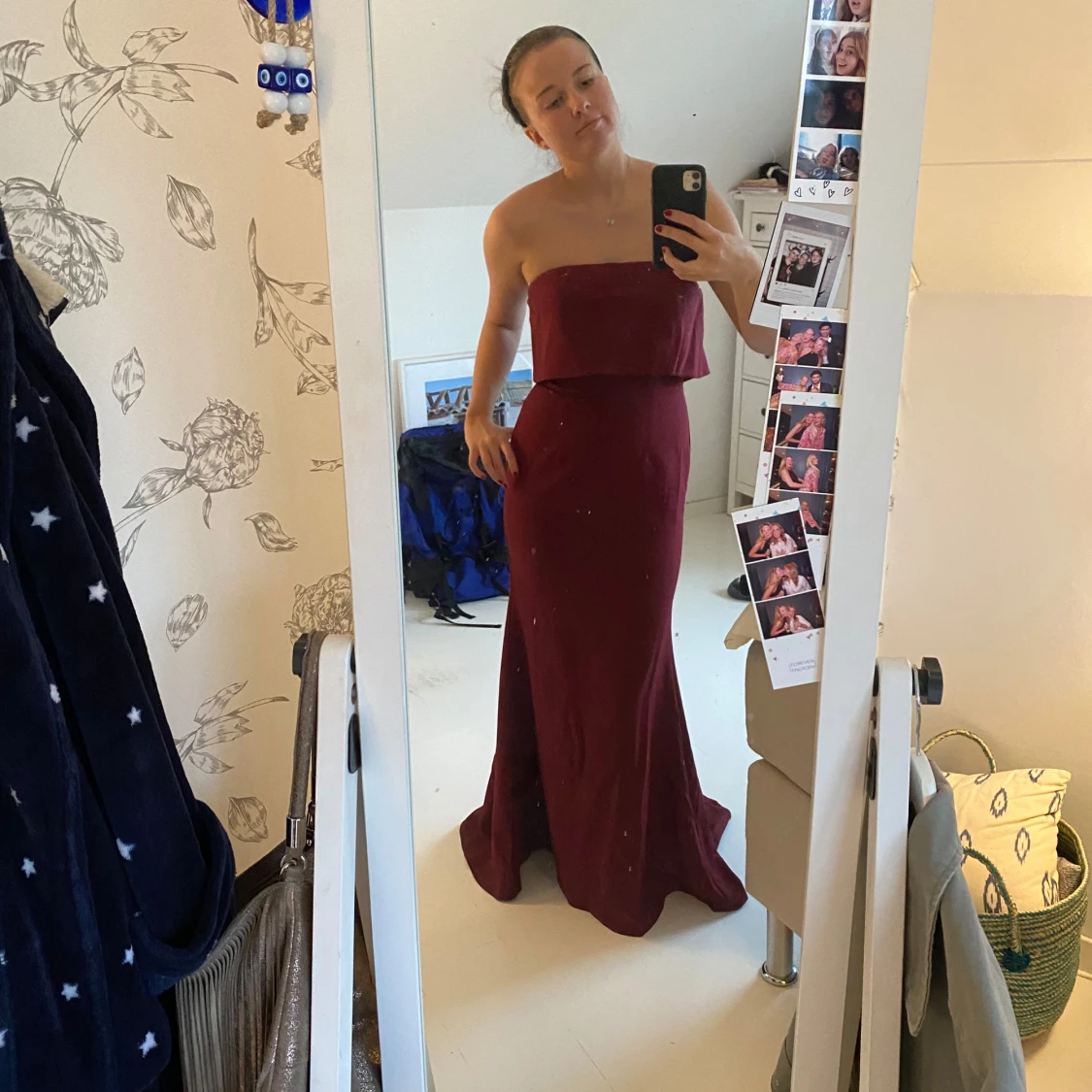 Vinröd axelbandslös långklänning från Jarlo - 91