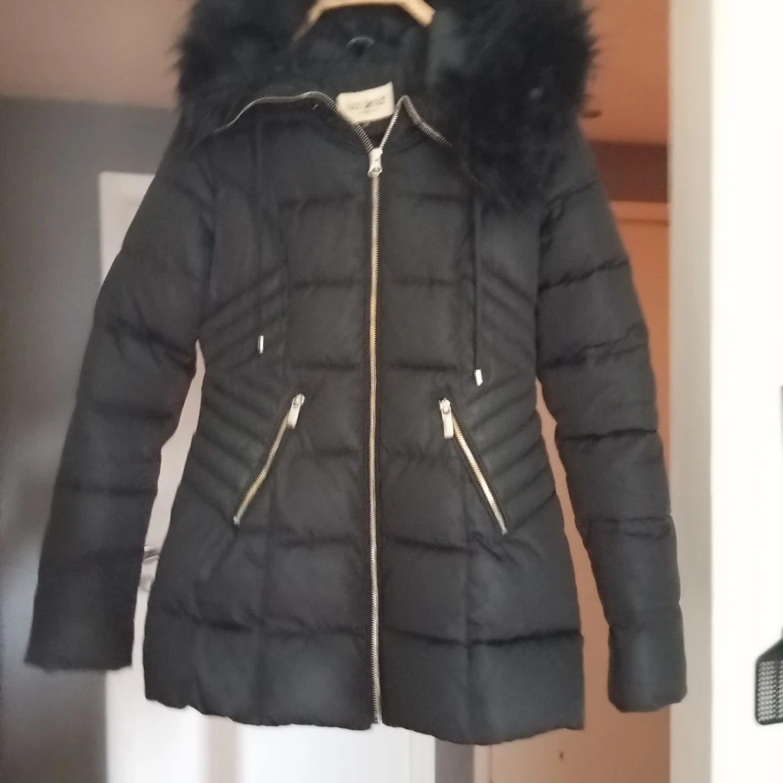 Svart dunjacka med päls från Rocco Barocco