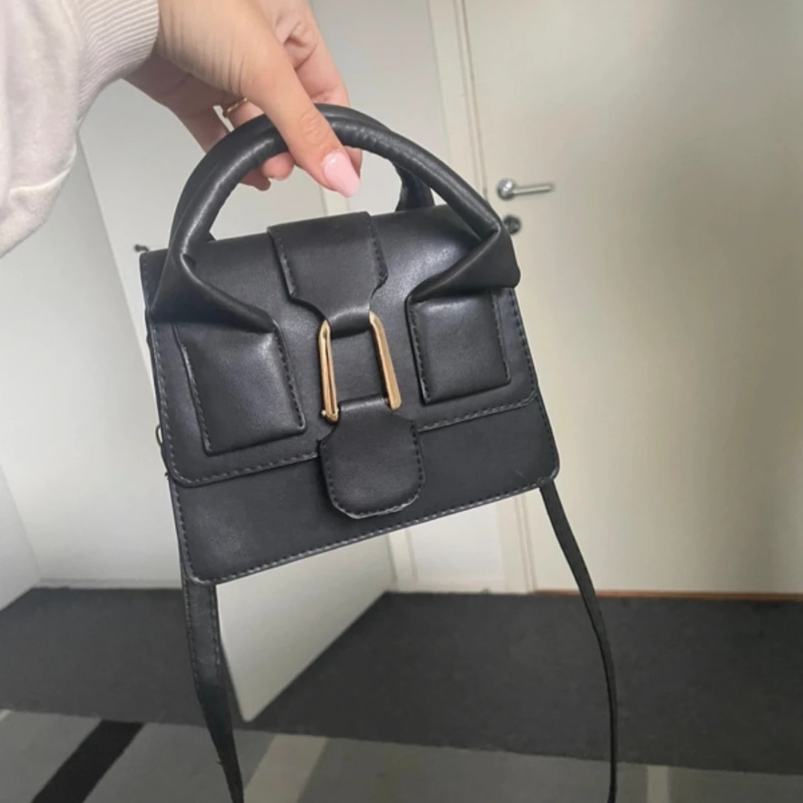 Liten svart handväska/axelremväska