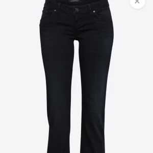 Svarta jeansbyxor - Snygga svarta jeansbyxor i bra skick. De har en klassisk femficksdesign och knappgylf. Perfekta för både vardag och fest. Passformen är normal och de är tillverkade i ett bekvämt denimtyg.