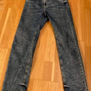 Blå  jeans i bra skick - Säljer ett par blå jeans i bra skick. De har en klassisk straight passform och är perfekta för både vardag och fest. Jeansen är tillverkade i ett slitstarkt material som håller länge. Perfekt för höst och vinter! 250 kr ink frakt, mycket använda men inte speciellt slitna.
