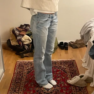 LEVIS JEANS - Så snygga ljusblå levis jeans i straight modell! 501or i storlek W32 L34! Jag är 180cm lång och på mig sitter de perfekt i längden😊