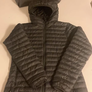HH damjacka - En Helly Hansen damjacka i bra skick. Liten i storleken