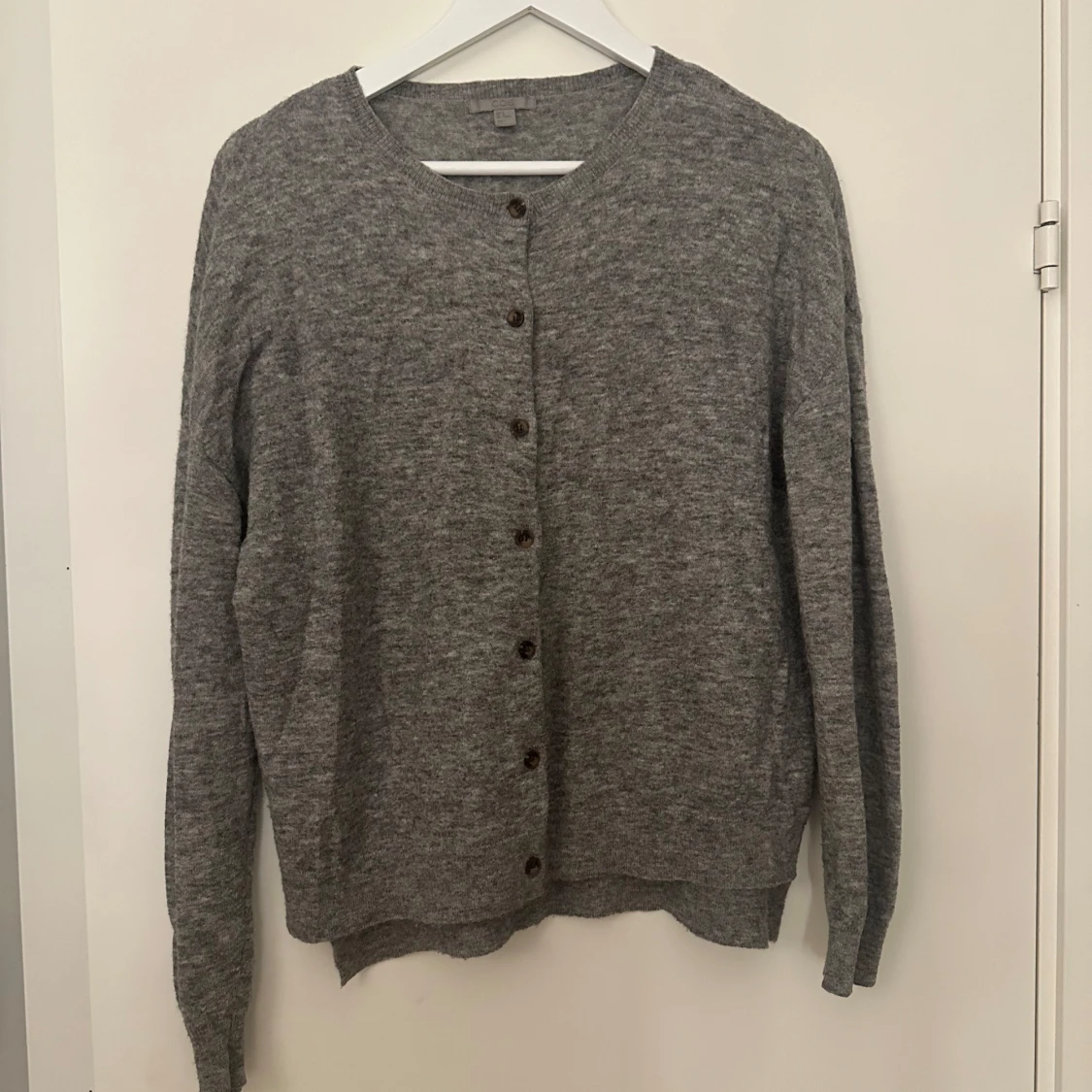 Grå kofta med knappar