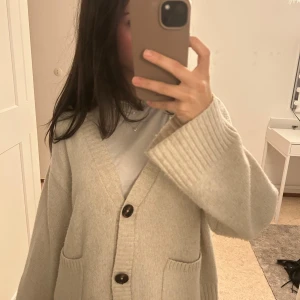 Kofta - Jättesöt beige stickad kofta som passar perfekt till hösten och vintern❤️‍🔥🥰