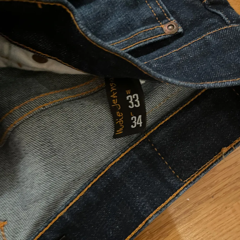 Säljer ett par Nudie jeans pga jag köpte för lite storlek. Storlek är 33W, 34L men den passar ända ner till 30W, det är slim modell och inga defekter. Bara att höra av dig vid frågor!. Jeans & Byxor.