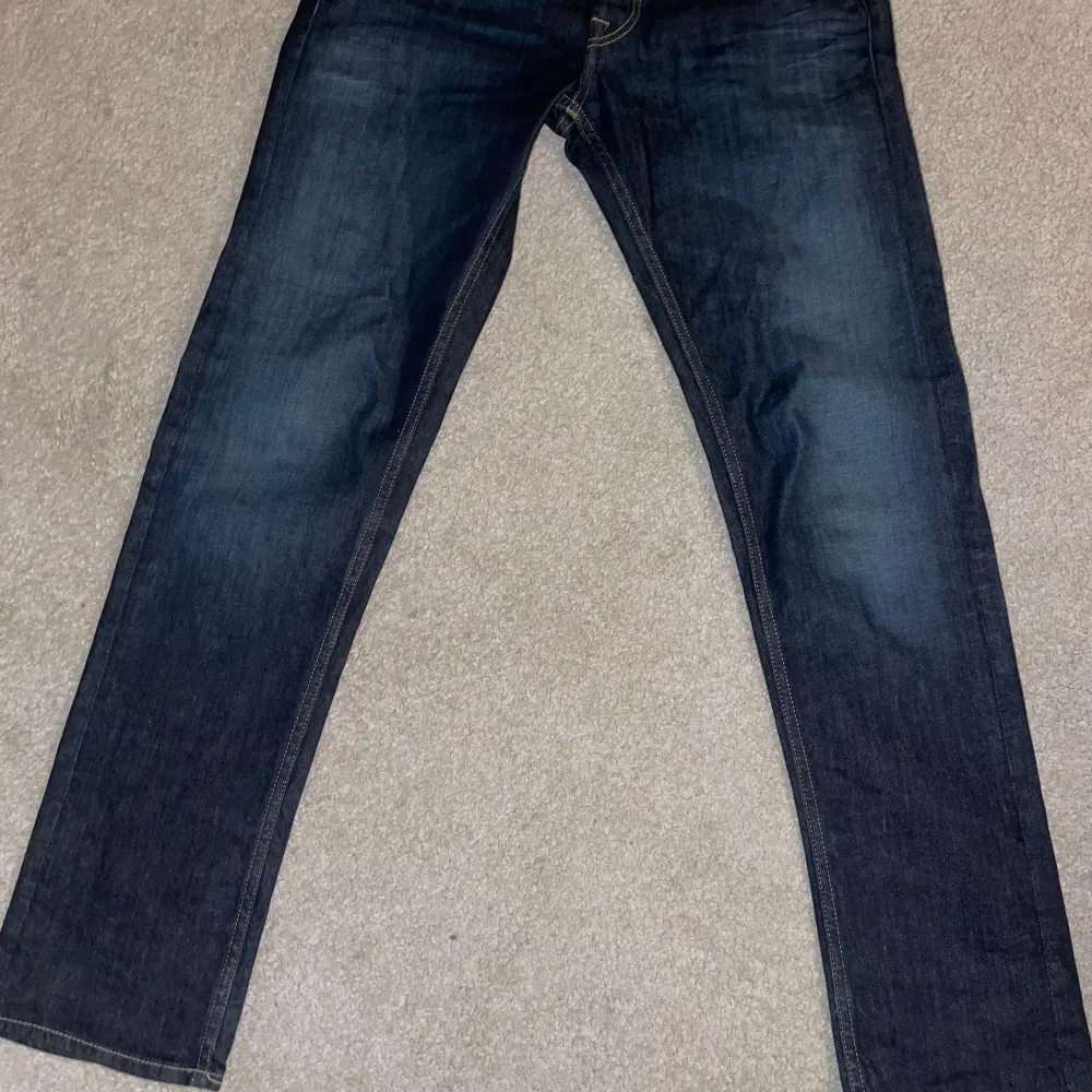 Säljer ett par snygga mörkblå jeans från Replay, modell Grover. De har en straight passform och är i nyskick skick. Storlek 30 vilket är 30-32. Jeans & Byxor.