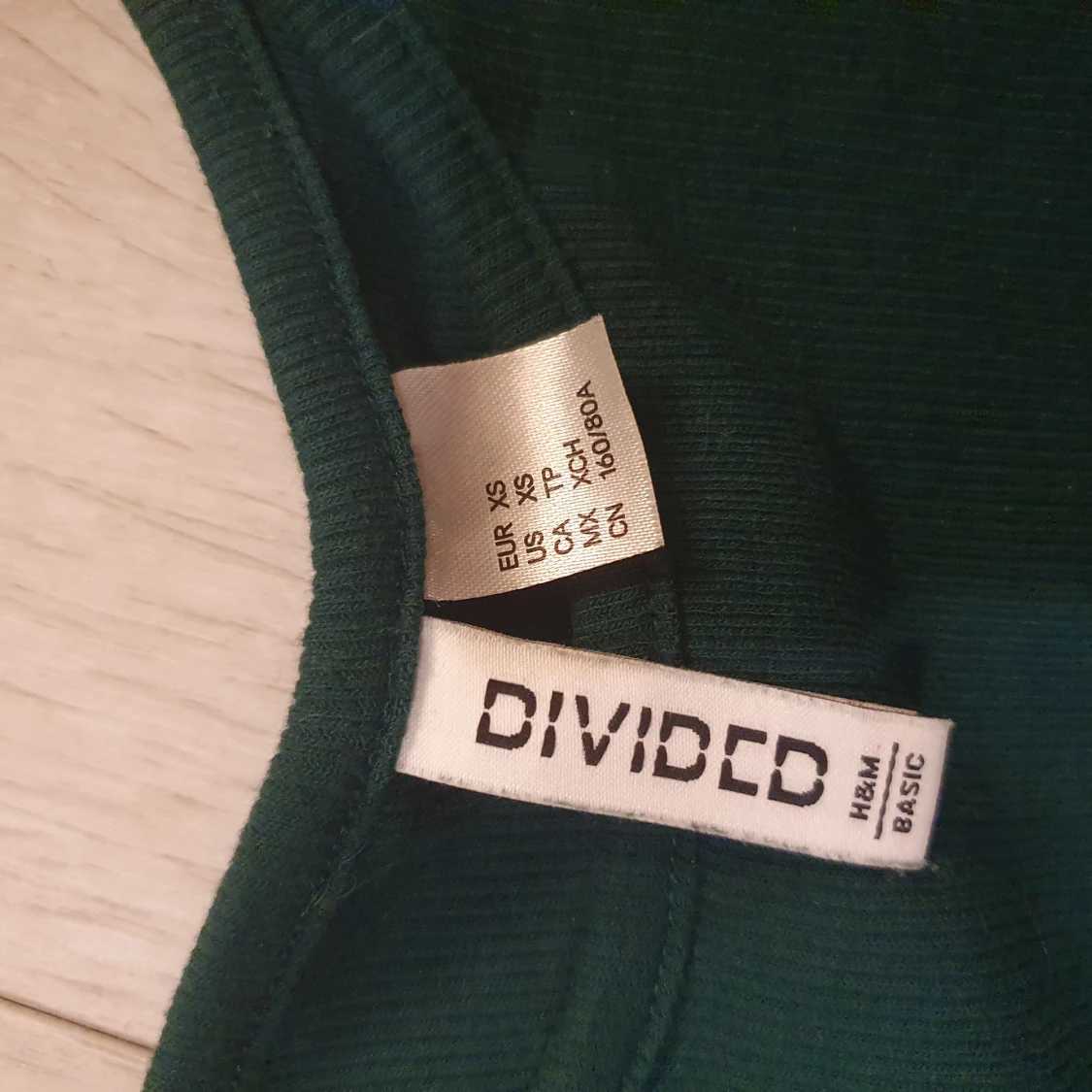 Mörkgrön kortärmad topp från H&M Divided - 27