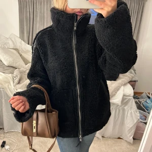 Slutsåld teddyjacka ! - Prislappen kvar aldrig använd ! Helt slutsåld 🩷