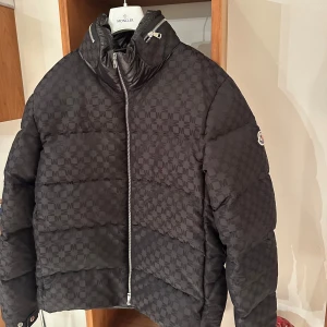 Moncler  - Moncler jacka nya säsongen. Skick 9.5/10 använd fåtal gånger. Pris 7499kr nypris 21.500kr 