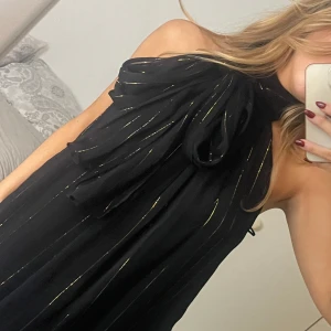 Fest topp - Säljer jätte fin armlös fest blus med guld detaljer! Använd 2 gånger✨Slut på hemsida, köpt för 559kr💗 i storlek M men funkar även som S💕