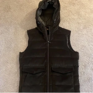 Stenströms väst - Säljer en grön stenströms väst, storlek M fint skick. Intressekoll/lägg ett bud 