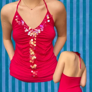 Topp - Festlig och snygg halternecktopp med paljetter och öppen rygg🌺 