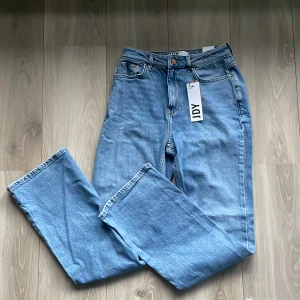 Blå jeans från JDY (Only)  - Säljer ett par snygga blå jeans från JDY i storlek S. De är högmidjade och har en flared stil som ger en cool retrovibe. Perfekta för både vardag och fest! 🦋