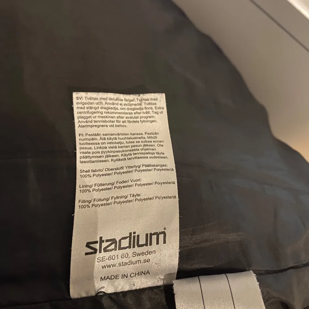 Säljer en svart pufferjacka från Stadium i mycket bra skick. Jackan är perfekt för kalla dagar med sin vadderade design och långa ärmar. Den har en dragkedja framtill och är gjord av polyester, vilket gör den både varm och lätt. Perfekt för vintern och hösten!. Jackor.