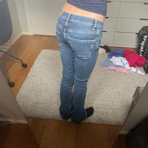 lowwaist jeans - Säljer dessa assnygga low bootcut jeans. Har sytt de själv till lågmidjat och är väldigt bra skick. Skriv för fler bilder, mått osv.