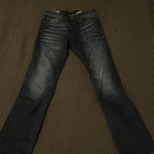 Mörkblå jeans från Jack & Jones - Säljer ett par snygga mörkblå flared jeans från Jack & Jones. De har en klassisk straight fit och är i mycket bra skick. Perfekta för både vardag och fest! 🕺❗️Kom med prisförslag❗️