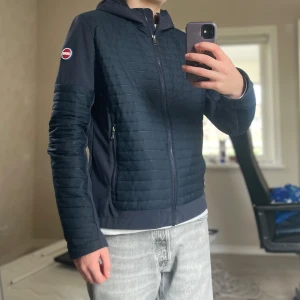 Colmar cardigan/jacka - En fet Colmar jacka/cardigan i färgen marinblå. Modellen på bilden är 178 och bär 50 som motsvarar M. Inga hål eller fläckar på jackan (nyskick) Nypris 3500 mitt pris 1099💰 Priset går att diskutera, bara att skriva om ni har frågor eller funderingar💯