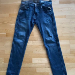 Blå jeans från Replay - Säljer ett par snygga blå jeans från Replay, modell Anbass. De har en slim fit och är i mycket bra skick (storlek 30W 32L). Perfekta för hösten samt vinter! Hör av dig vid funderingar, priset är ej hugget i sten!!!